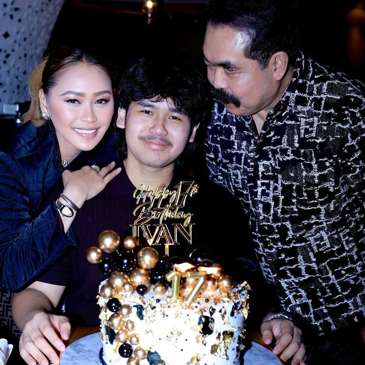 <p>Dalam <em>postingan</em> lainnya, Inul mencurahkan isi hati melihat putra semata wayangnya kini beranjak dewasa. &ldquo;Rasane&hellip;mbuuhh campur aduk. Tau-tau sudah dewasa, cepat tenan, doaku untuk buah hatiku, sayangnya Inul, cintanya Inul, mama sayang Ivan <em>@ivanderdamares,&rdquo; </em>ungkap Inul.&nbsp;(Foto: Instagram @inul.d)</p>