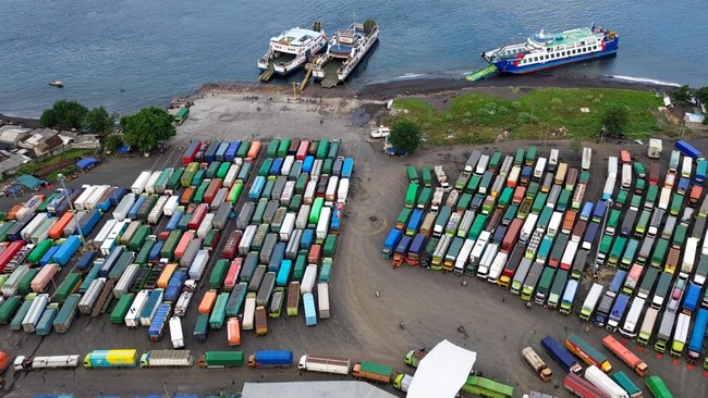 Foto udara kendaraan angkutan barang antre di kantong parkir sebelum menyeberang ke Bali di Dermaga Bulusan, Ketapang, Banyuwangi, Kamis (21/5/2026).