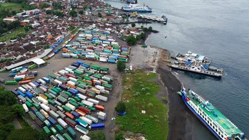 Foto udara kendaraan angkutan barang antre di kantong parkir sebelum menyeberang ke Bali di Dermaga Bulusan, Ketapang, Banyuwangi, Kamis (21/5/2026).