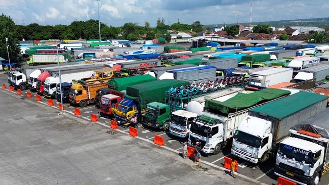 Foto udara kendaraan angkutan barang antre di kantong parkir sebelum menyeberang ke Bali di Dermaga Bulusan, Ketapang, Banyuwangi, Kamis (21/5/2026).