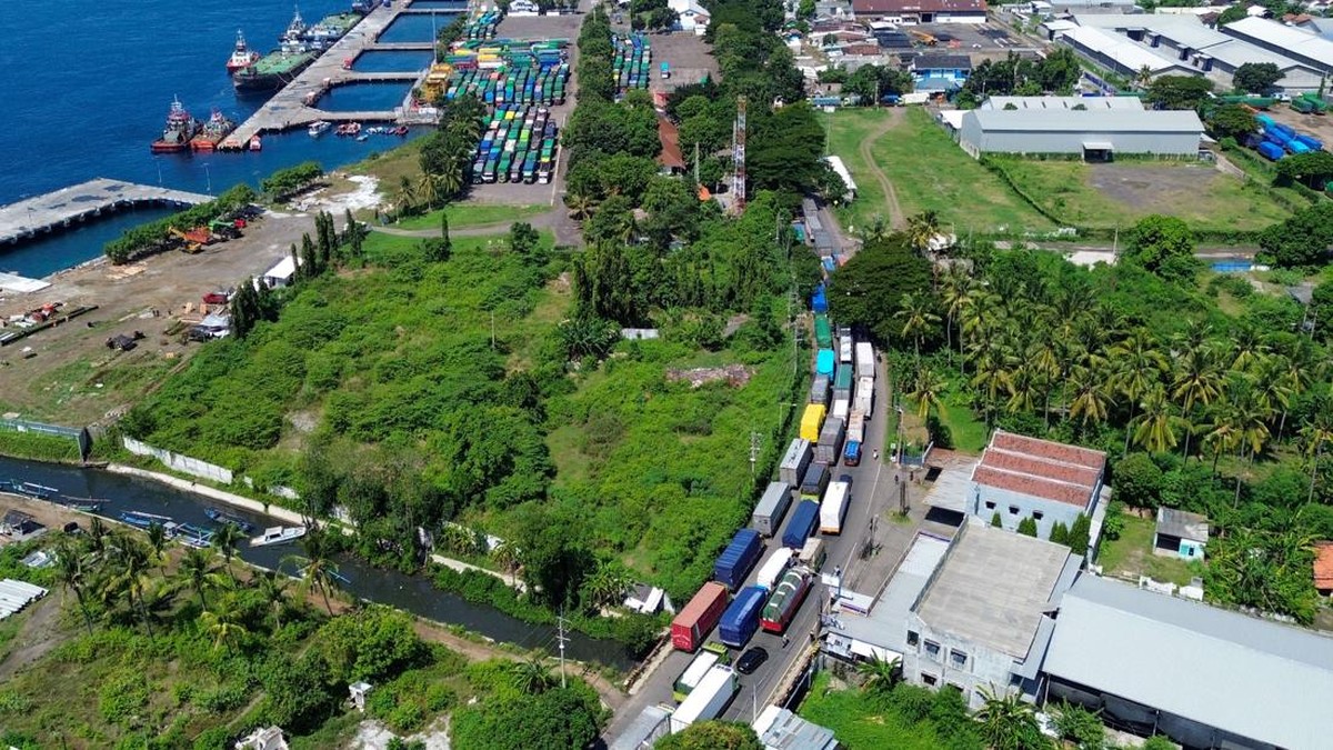 Foto udara kendaraan angkutan barang antre di kantong parkir sebelum menyeberang ke Bali di Dermaga Bulusan, Ketapang, Banyuwangi, Kamis (21/5/2026).