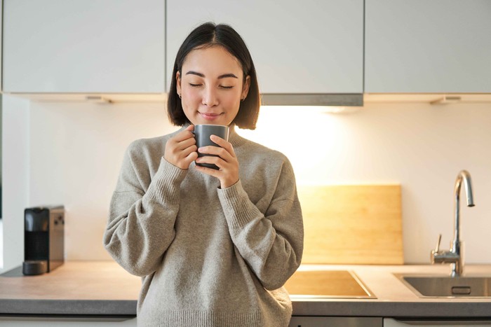 Kebiasaan orang dengan IQ tinggi berikutnya adalah mereka senang menikmati keheningan di pagi hari. Mereka menganggap momen hening ini sebagai suatu kemewahan karena mereka ruang untuk memproses pikiran dan emosi mereka sebelum memulai hari.