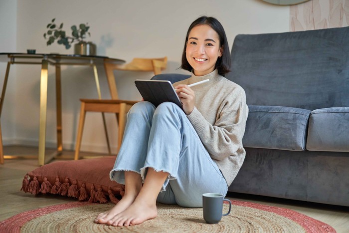 Orang dengan IQ tinggi juga menyukai tantangan. Mereka akan menyelesaikan tugas yang sulit terlebih dahulu atau membaca buku yang dapat merangsang otak.