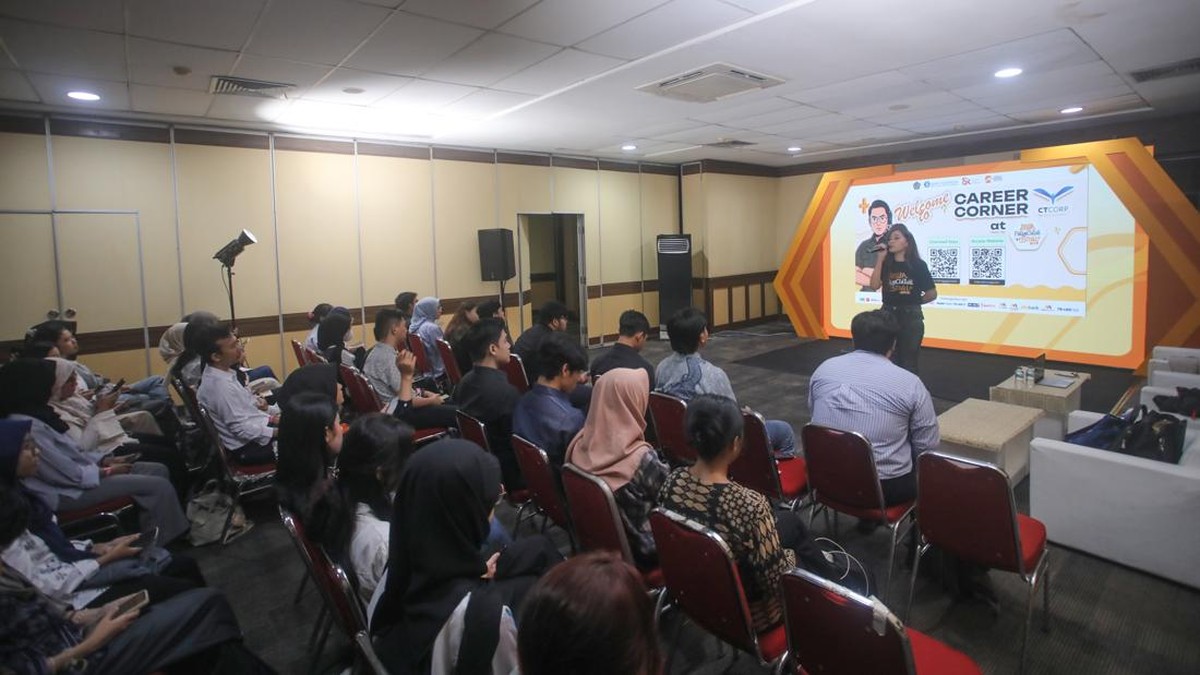 Peserta mengikuti psikotes pada kegiatan Career Corner CT Corp yang menjadi bagian acara Jogja Financial Festival 2026 di Jogja Expo Center, Yogyakarta. (CNBC Indonesia/Faisal Rahman)