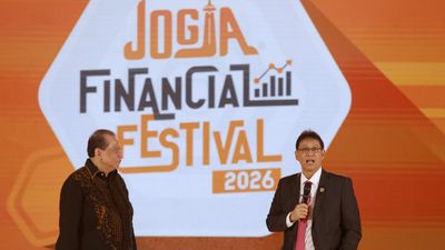 Chairman & Founder CT Corp, Chairul Tanjung dan Menteri Keuangan RI, Purbaya Yudhi Sadewa saat menyampaikan pemaparan dalam Jogja Financial Festival 2026 di Jogja Expo Center (JEC), Yogyakarta, DI