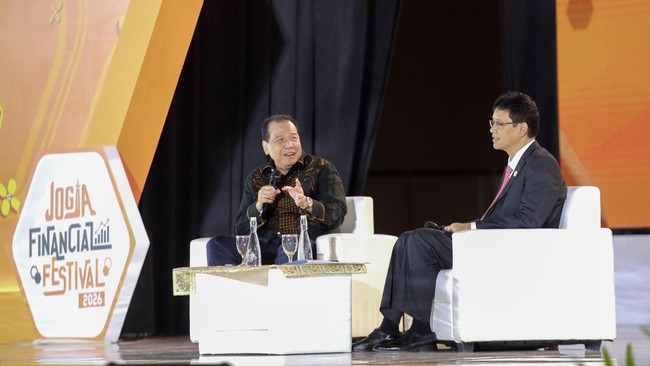 Chairul Tanjung dan Menkeu Purbaya Yudhi Sadewa menyampaikan pemaparan dalam Jogja Financial Festival 2026 di Jogja Expo Center (JEC), Yogyakarta, Jumat (22/5).