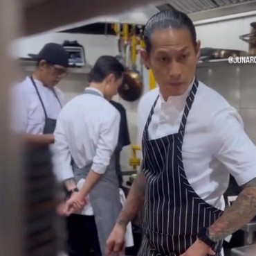 Tatapan Tajam, 7 Gaya 'Dingin' Chef Juna Memimpin di Dapur Profesional Jadi Sorotan