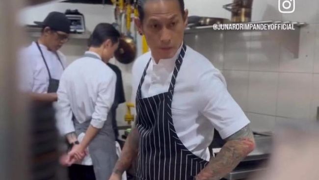 Tatapan Tajam, 7 Gaya Dingin Chef Juna Memimpin di Dapur Profesional Jadi Sorotan