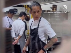 Tatapan Tajam, 7 Gaya 'Dingin' Chef Juna Memimpin di Dapur Profesional Jadi Sorotan