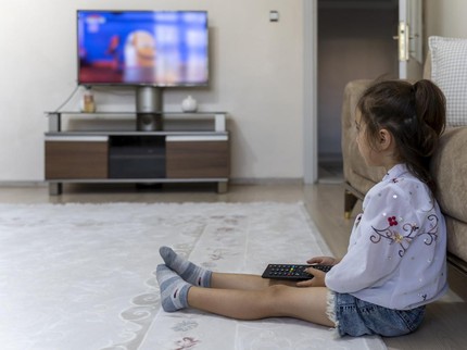 Benarkah Nonton TV Bisa Merusak Perkembangan Otak Anak?
