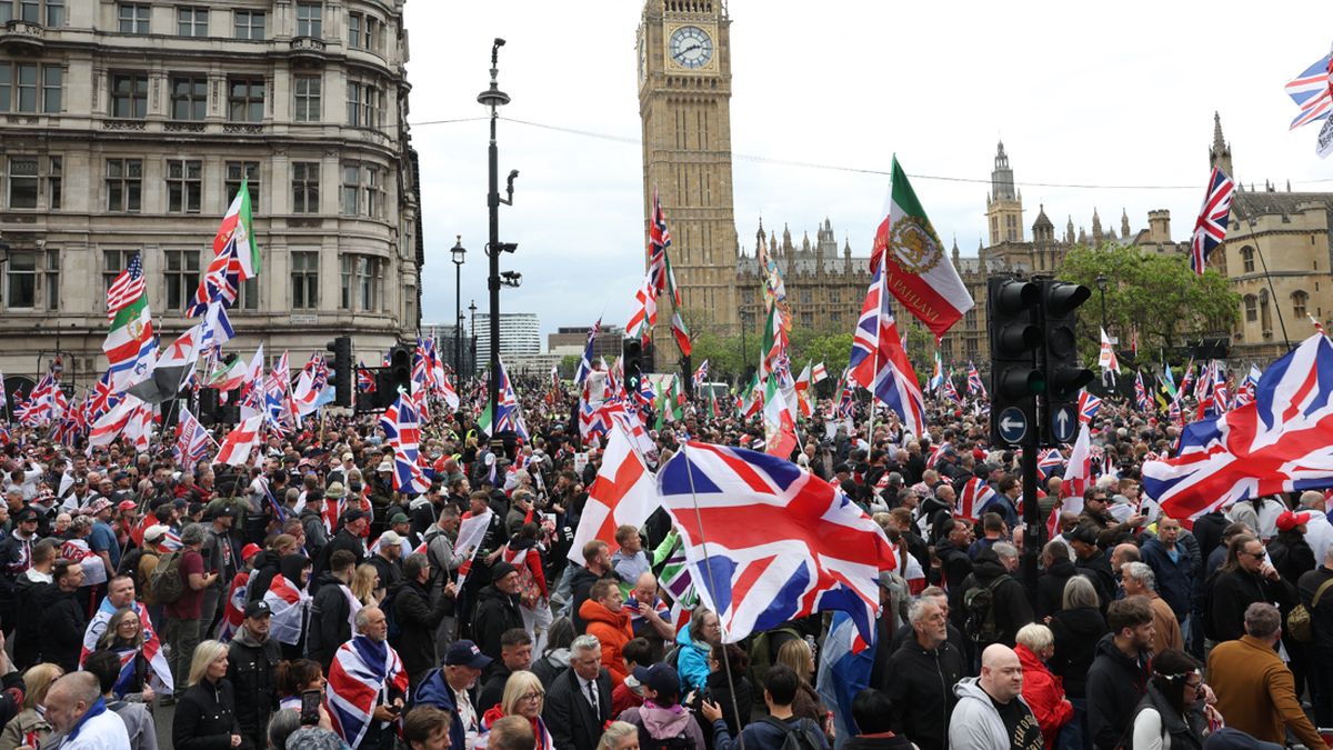 Demonstrasi Besar di London, Ada Provokasi Buka Cadar di Depan Umum