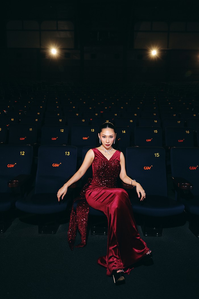 Dinda Kirana yang berperan sebagai Bella nggak kalah dramatis. Gaun merah velvet yang membalutnya memiliki potongan backless. Gayanya kian memesona dengan siluet ekor gaun bertabur sequin senada / Foto: Dok. iQIYI