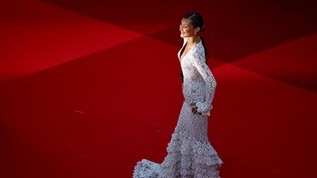 Bella Hadid melenggang di karpet merah Festival Film Cannes 2026 mengenakan gaun yang terinspirasi dari Jane Birkin. (REUTERS/Sarah Meyss)