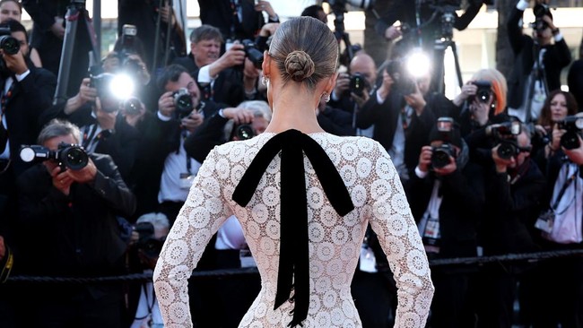 Bella Hadid melenggang di karpet merah Festival Film Cannes 2026 mengenakan gaun yang terinspirasi dari Jane Birkin.