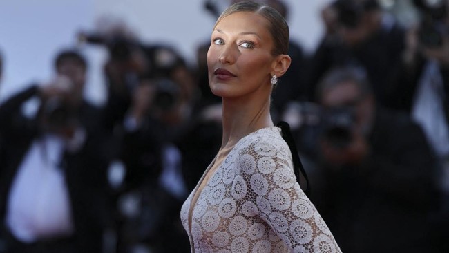 Bella Hadid melenggang di karpet merah Festival Film Cannes 2026 mengenakan gaun yang terinspirasi dari Jane Birkin.