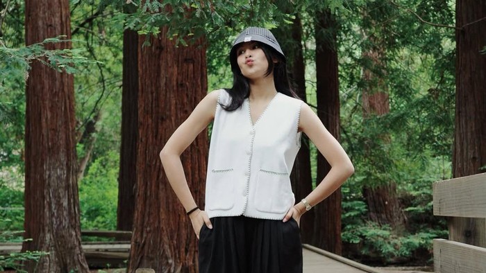Get The Look: Inspirasi Outfit Casual Chic untuk Hangout ala Maudy Ayunda