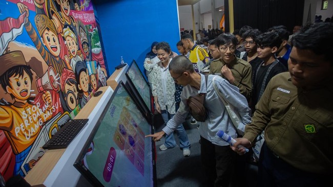 Pelajar mencoba game edukasi keuangan saat pembukaan Jogja Financial Festival 2026 di Jogja Expo Centre (JEC), Bantul, D.I Yogyakarta, Jumat (22/5/2026). Festival keuangan yang mempertemukan para regulator, pelaku industri keuangan, akademisi hingga