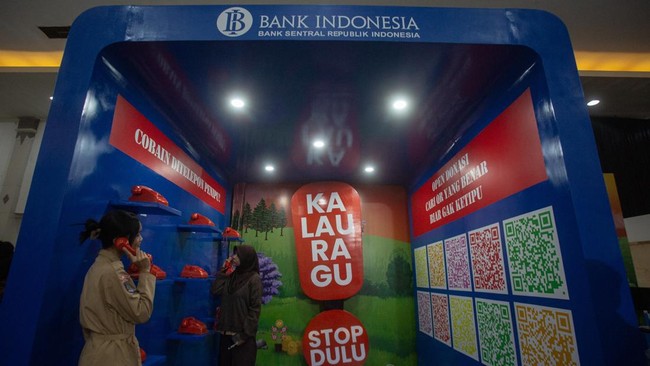 Pelajar mencoba game edukasi keuangan saat pembukaan Jogja Financial Festival 2026 di Jogja Expo Centre (JEC), Bantul, D.I Yogyakarta, Jumat (22/5/2026). Festival keuangan yang mempertemukan para regulator, pelaku industri keuangan, akademisi hingga