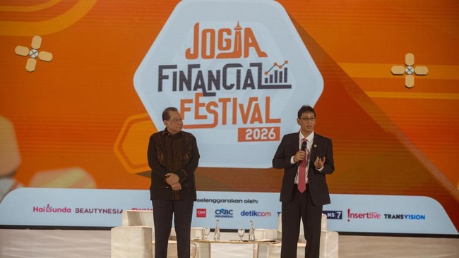 Menteri keuangan Purbaya Yudhi Sadewa (kanan) bersama Pengusaha sekaligus pendiri Trans Corp Chairul Tanjung (kiri) menjawab pertanyaan dari pelajar saat pembukaan Jogja Financial Festival 2026.
