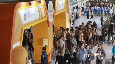 Para peserta mulai memadati area pintu masuk jelang acara Jogja Financial Festival 2026 di Jogja Expo Center, Yogyakarta, Jawa Tengah, Jumat (22/5).
