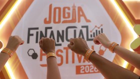Jogja Financial Festival hari kedua dihadiri sederet narasumber keuangan hingga penampilan Juicy Lucy.  (CNBC Indonesia/Muhammad Sabki)