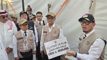 Wamen Haji Cabut Tanda Kaveling KBIHU di Tenda Jemaah RI di Arafah
