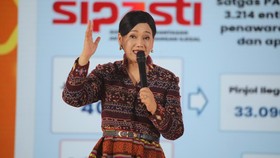 Ketua Dewan Komisioner OJK, Friderica Widyasari Dewi saat menyampaikan pemaparan dalam Jogja Financial Festival 2026 di Jogja Expo Center (JEC), Yogyakarta, DIY, Jumat (22/5/2026). (CNBC Indonesia/Faisal Rahman)