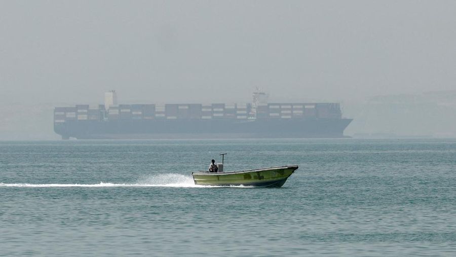 Korps Garda Revolusi Islam Iran (IRGC) mengumumkan bahwa sedikitnya 31 kapal komersial, telah melintasi Selat Hormuz secara kondusif dalam 24 jam terakhir, Jumat (22/5/2026). (via REUTERS/Majid-Asgaripour)