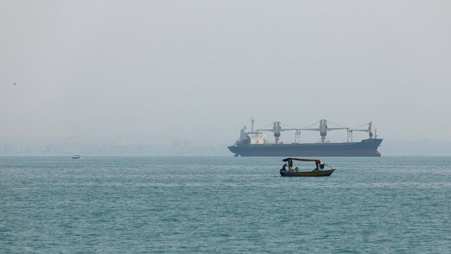 Korps Garda Revolusi Islam Iran (IRGC) mengumumkan bahwa sedikitnya 31 kapal komersial, telah melintasi Selat Hormuz secara kondusif dalam 24 jam terakhir, Jumat (22/5/2026). (via REUTERS/Majid-Asgaripour)