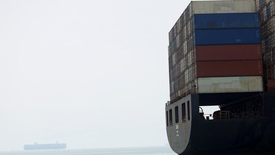 Korps Garda Revolusi Islam Iran (IRGC) mengumumkan bahwa sedikitnya 31 kapal komersial, telah melintasi Selat Hormuz secara kondusif dalam 24 jam terakhir, Jumat (22/5/2026). (via REUTERS/Majid-Asgaripour)
