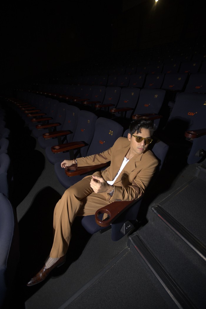Maxime Bouttier yang memerankan karakter Aldo dalam tayangan Bercinta dengan Maut (The Other Sister) mengenakan setelan jas. Styling dengan kaus putih yang melapisi blazer serta sunglasses memberi sentuhan laidback pada gayanya/ Foto: Dok. iQIYI