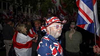 Puluhan ribu demonstran memadati pusat London pada 16 Mei 2026 untuk reli "Unite the Kingdom" yang diorganisir aktivis sayap kanan Tommy Robinson alias Stephen Yaxley-Lennon. REUTERS/Hannah McKay