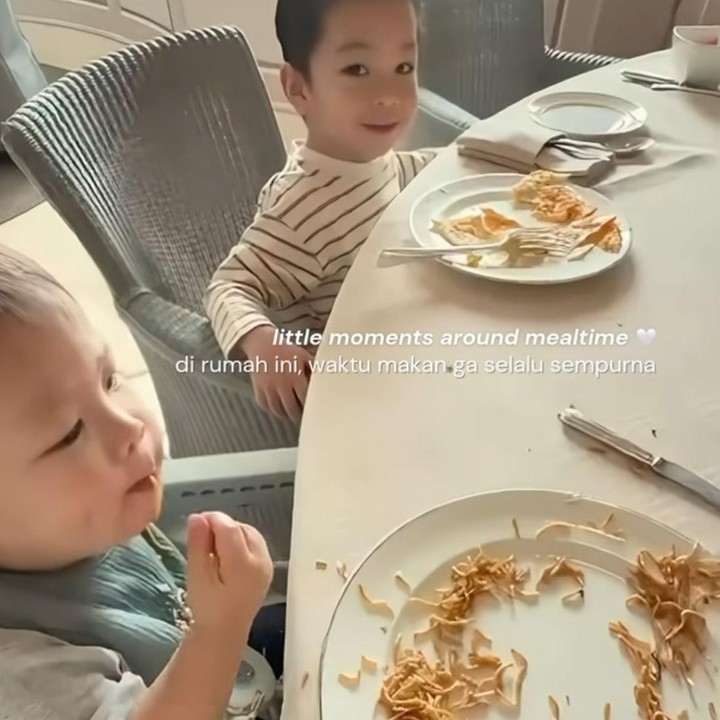 <p>Perempuan 31 tahun itu mengungkapkan bahwa momen waktu makan anak-anak di rumah tak selalu berjalan dengan sempurna. Ia menceritakan, kedua anaknya terkadang makan di depan TV sambil menonton. "Momen kecil saat waktu makan. Di rumah ini, waktu makan enggak selalu sempurna. Kadang makan depan TV sambil menonton bareng ibu yang ikut ngemil juga," ungkap Nikita. (Foto: Instagram @nikitawillyofficial94)</p>