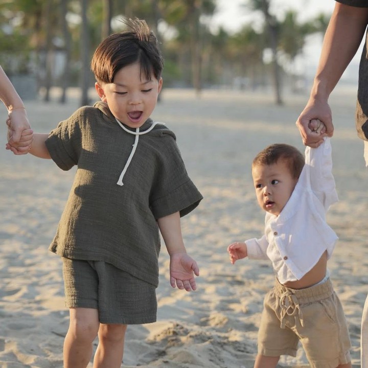 <p>Selain itu, Nikita menyampaikan anak-anaknya kerap menikmati waktu makan dengan cara yang berbeda, misalnya menemani sang Ayah bermain gim sambil berbagi satu piring. "Kadang sambil lihat ikan di akuarium. Kadang nemenin papa main gim di <em>playground</em>, makan satu piring berdua. Kadang sambil baca buku di meja makan," katanya. (Foto: Instagram @indpriw)</p>