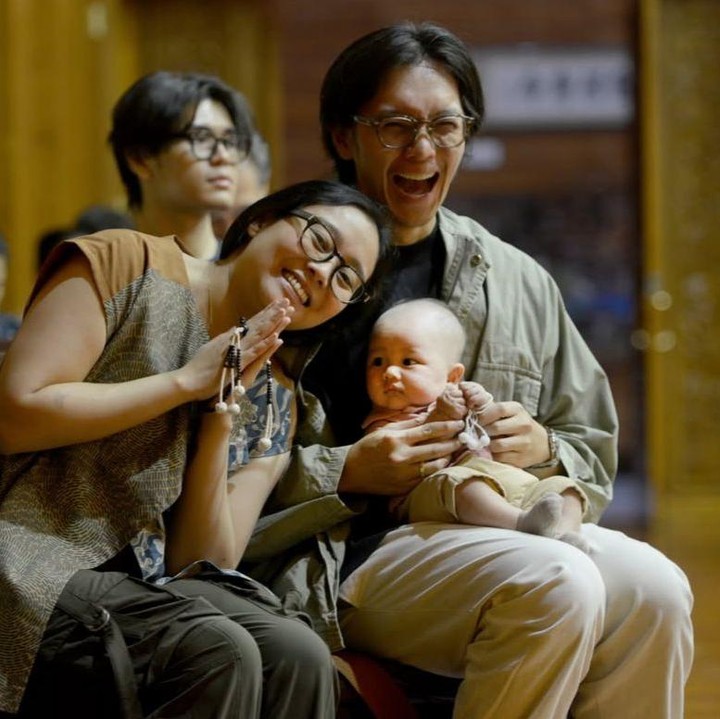 <p>Momen bahagia ini turut dibagikan langsung oleh Ayah Brandon, Ferry Salim. <em>Baby</em> Arya diketahui menjalani prosesi pemberkatan dalam agama Buddha. "Di hari pemberkatan Arya, semoga ia tumbuh sehat, bahagia, dan dikelilingi oleh cinta, sehingga menjadikannya pribadi yang berhati baik dan sukses," tulisnya lewat akun Instagram <em>@ferrysal1m</em>. (Foto: @benzwstory via Instagram @ferrysal1m)</p>