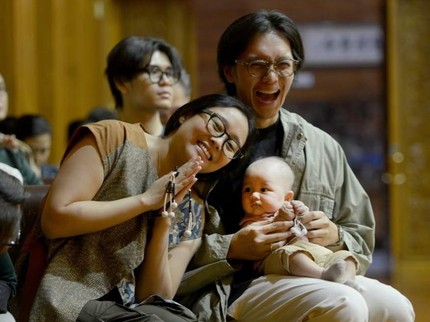 Momen Pemberkatan Anak Brandon Salim dan Dhika Himawan Dalam Prosesi Agama Buddha