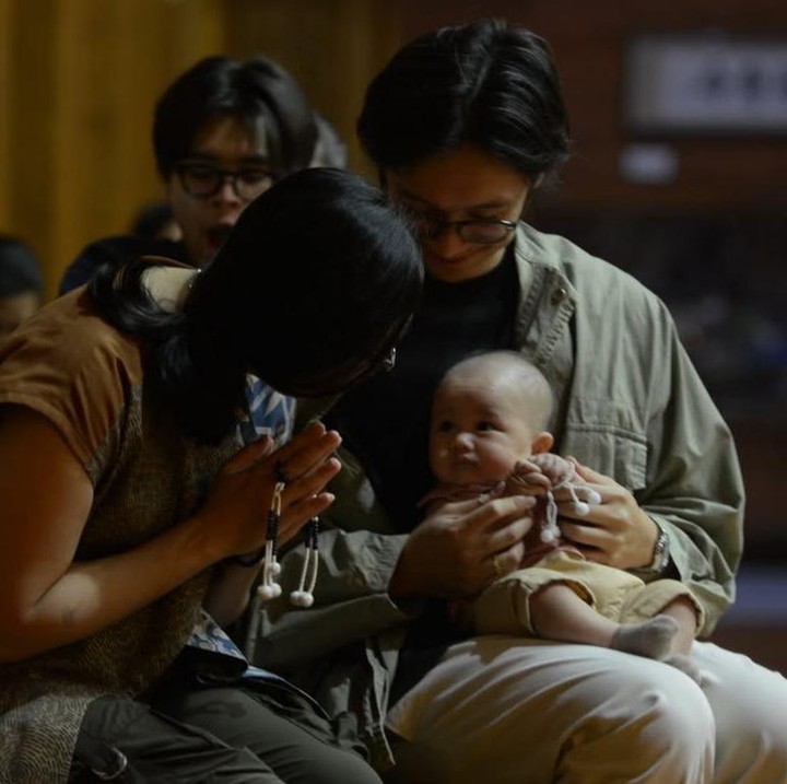 <p>Brandon Salim dan Dhika Himawan kini tengah berbahagia menjalani peran barunya sebagai orang tua dari satu anak. Pasangan yang menikah di tahun 2025 ini membagikan kabar kelahiran anak pertama mereka pada 10 Februari 2026, Bunda. (Foto: @benzwstory via Instagram @ferrysal1m)</p>