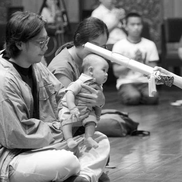 <p>Belum&nbsp;lama ini, Si Kecil yang bernama Aryastya Salim dan akrab disapa Arya ini baru saja menjalani prosesi pemberkatan. Dalam unggahannya, suasana terasa begitu khidmat saat seorang biksu tampak membacakan doa untuk <em>Baby</em> Arya. (Foto: @benzwstory via Instagram @ferrysal1m)</p>