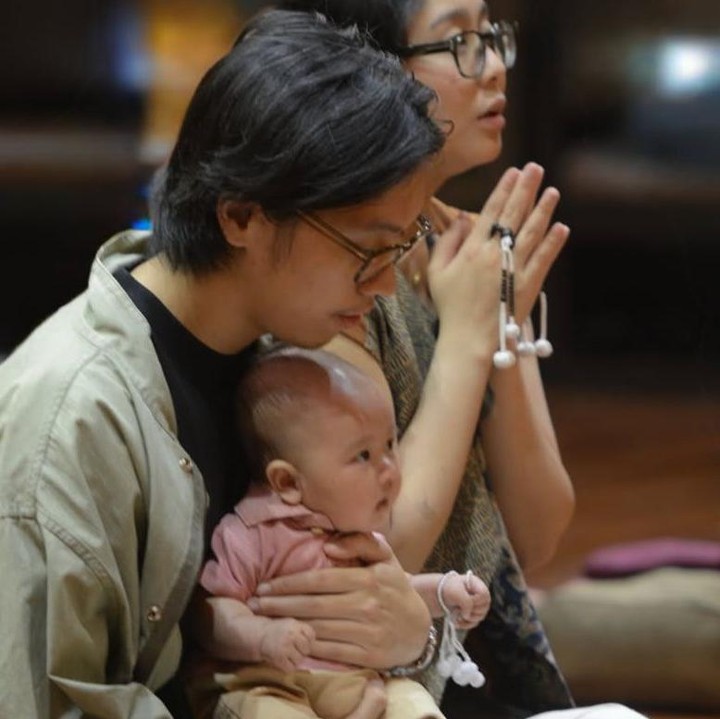 <p>Pada salah satu foto yang dibagikan, anak Brandon Salim ini tampak anteng berada dalam pelukan sang Ayah. Sementara itu, Dhika terlihat sangat khusyuk dan fokus berdoa mengikuti rangkaian prosesi tersebut. (Foto: @benzwstory via Instagram @ferrysal1m)</p>