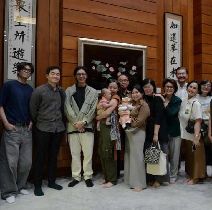 <p>Baik dari keluarga Brandon maupun Dhika tampaknya tak ingin melewatkan momen penting sang cucu. Mereka kompak hadir dan terlihat begitu bahagia menyaksikan momen pemberkatan <em>Baby</em> Arya. (Foto: @benzwstory via Instagram @ferrysal1m)</p>
