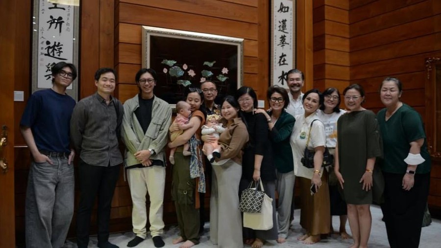 Momen Pemberkatan Anak Brandon Salim dan Dhika Himawan Dalam Prosesi Agama Buddha