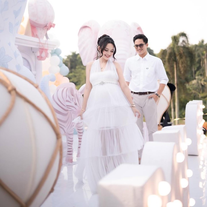 <p>Nanda pertama kali mengumumkan kehamilan kedua pada pertengahan bulan April 2026. Melalui postingan di Instagram, Nanda mengunggah potret kehamilannya saat berlibur di Kepulauan Maldives. Perlu diketahui, Nanda resmi menikah dengan Ardya Tridwantoro pada Mei 2021. Pada 5 April 2022, Nanda melahirkan anak pertamanya Nadlyne. (Foto: Instagram @nandaarsynt)</p>