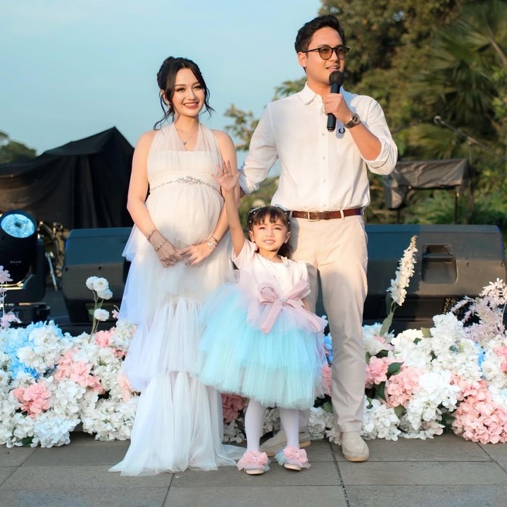 <p>Dalam acara ini, Nanda bersama suami dan anak pertamanya Nadlyne Aurora Shezanameera kompak mengenakan baju bernuansa putih. Berbeda dengan mereka, para tamu yang hadir tampak memakai baju berwarna biru dan merah muda, yang identik dengan jenis kelamin anak laki-laki dan perempuan. (Foto: Instagram @nandaarsynt)</p>