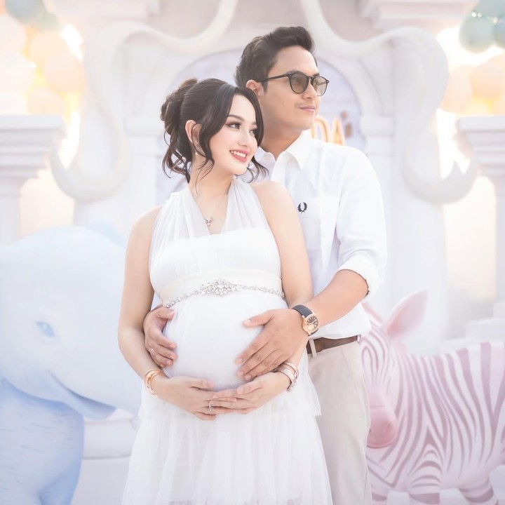 <p>Beauty Influencer Nanda Arsyinta dan suaminya Ardya Tridwantoro sebentar lagi akan dikaruniai anak kedua, Bunda. Belum lama ini, keduanya menggelar acara <em>gender reveal</em> untuk mengumumkan jenis kelamin anak kedua mereka. Acara digelar cukup mewah dan meriah. (Foto: Instagram @nandaarsynt)</p>