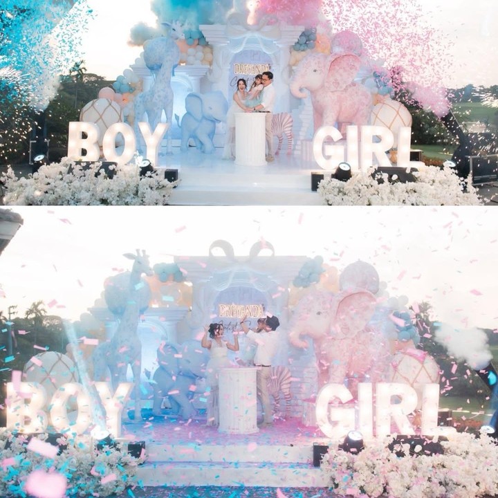<p>Melalui unggahan di Instagram, Nanda membagikan momen di acara <em>gender reveal</em> kehamilan keduanya. Nanda dan suami membuat dekorasi serba putih dengan nuansa warna merah muda dan biru muda. Keduanya membangun panggung yang cukup mewah, yang bertulisan 'BOY' dan 'GIRL'. (Foto: Instagram @nandaarsynt)</p>