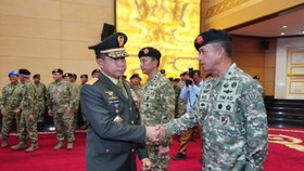 Panglima TNI Jenderal TNI Agus Subiyanto (kiri) memberikan selamat kepada Brigjen TNI Muhammad Nas (kanan) yang baru dilantik menjadi Kapuspen TNI, di Mabes TNI, Cilangkap, Jakarta Timur, Kamis (21/5/2026) (ANTARA/Ho-Humas Mabes TNI)