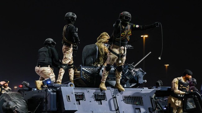 Members of the Saudi security forces take part in a military parade in preparation for the annual Hajj pilgrimage in the holy city of Mecca, Saudi Arabia, May 21, 2026. REUTERS/Ibraheem Abu Mustafa