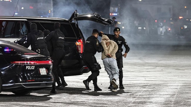 Members of the Saudi security forces take part in a security drill ahead of the Hajj pilgrimage in Mecca on May 21, 2026. More than a million Muslims are gathering in Mecca for the hajj pilgrimage overshadowed by the Middle East war, as animosity smo
