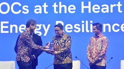 Wadirut Pertamina, Oki Muraza, menerima plakat usai menjadi Narasumber dalam acara 50th IPA Convex Day 2 di ICE BSD, Tangerang, Banten, Kamis (21/5)
