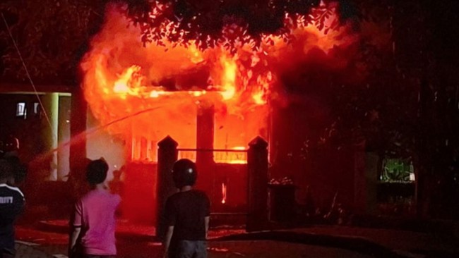 Gedung Fakultas Pertanian Universitas Syiah Kuala (USK) Banda Aceh terbakar akibat bentrokan antarmahasiswa, di Banda Aceh, Kamis (21/5/2026). (ANTARA/HO/Humas Polresta Banda Aceh)